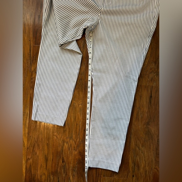 Old Navy Pin Striped Women's Capri Pants Size 14 Cotton Blend Fall - Picture 8 of 9
